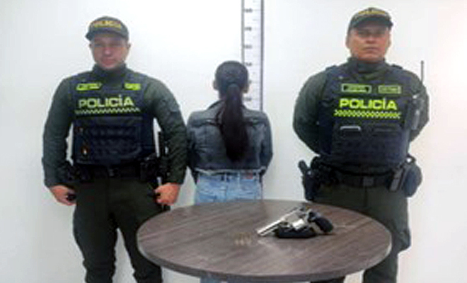 La Policía Nacional Capturó A Una Mujer Que Tenía En Su Poder Un Arma